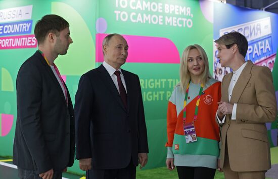 Президент РФ В. Путин посетил Всемирный фестиваль молодежи