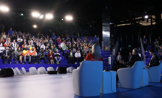 Президент РФ В. Путин посетил Всемирный фестиваль молодежи