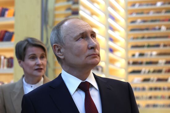 Президент РФ В. Путин посетил Всемирный фестиваль молодежи