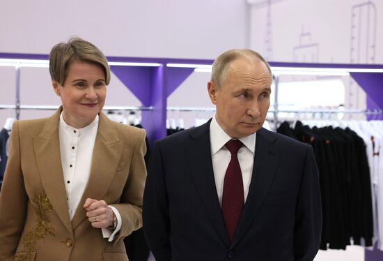 Президент РФ В. Путин посетил Всемирный фестиваль молодежи