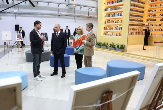Президент РФ В. Путин посетил Всемирный фестиваль молодежи