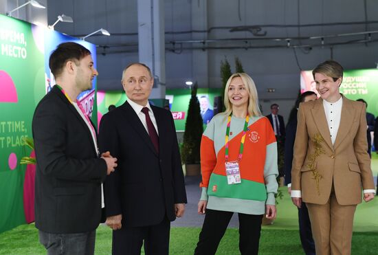 Президент РФ В. Путин посетил Всемирный фестиваль молодежи