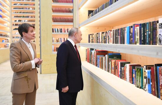 Президент РФ В. Путин посетил Всемирный фестиваль молодежи