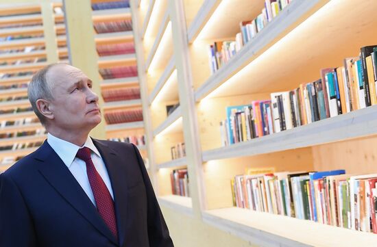 Президент РФ В. Путин посетил Всемирный фестиваль молодежи