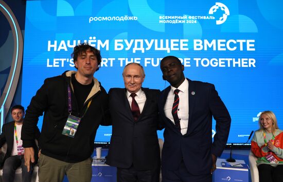 Президент РФ В. Путин посетил Всемирный фестиваль молодежи