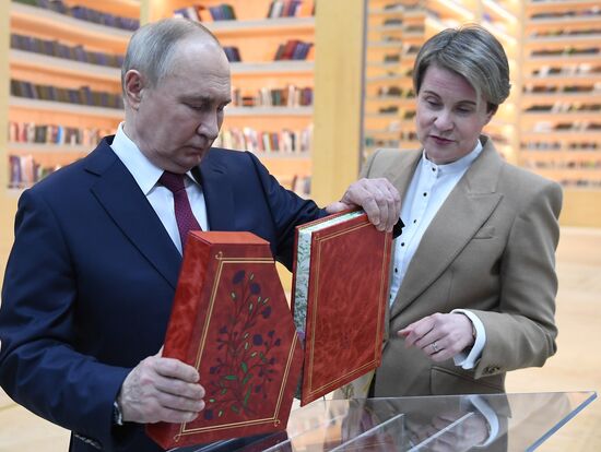 Президент РФ В. Путин посетил Всемирный фестиваль молодежи