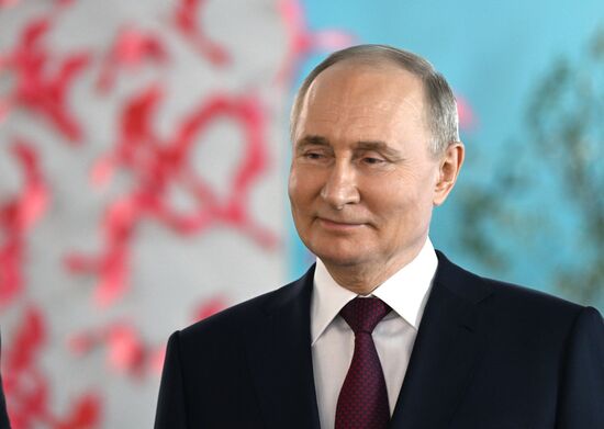 Президент РФ В. Путин посетил Всемирный фестиваль молодежи