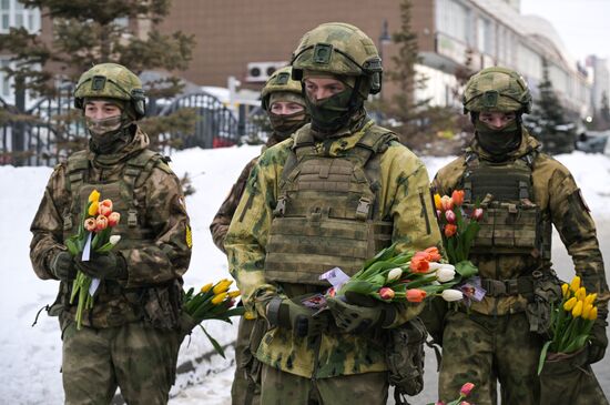 Поздравление женщин с наступающим 8 марта