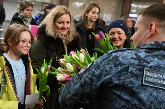 Поздравление женщин с наступающим 8 марта