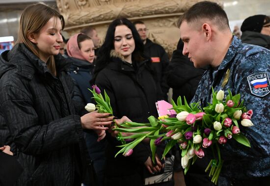 Поздравление женщин с наступающим 8 марта