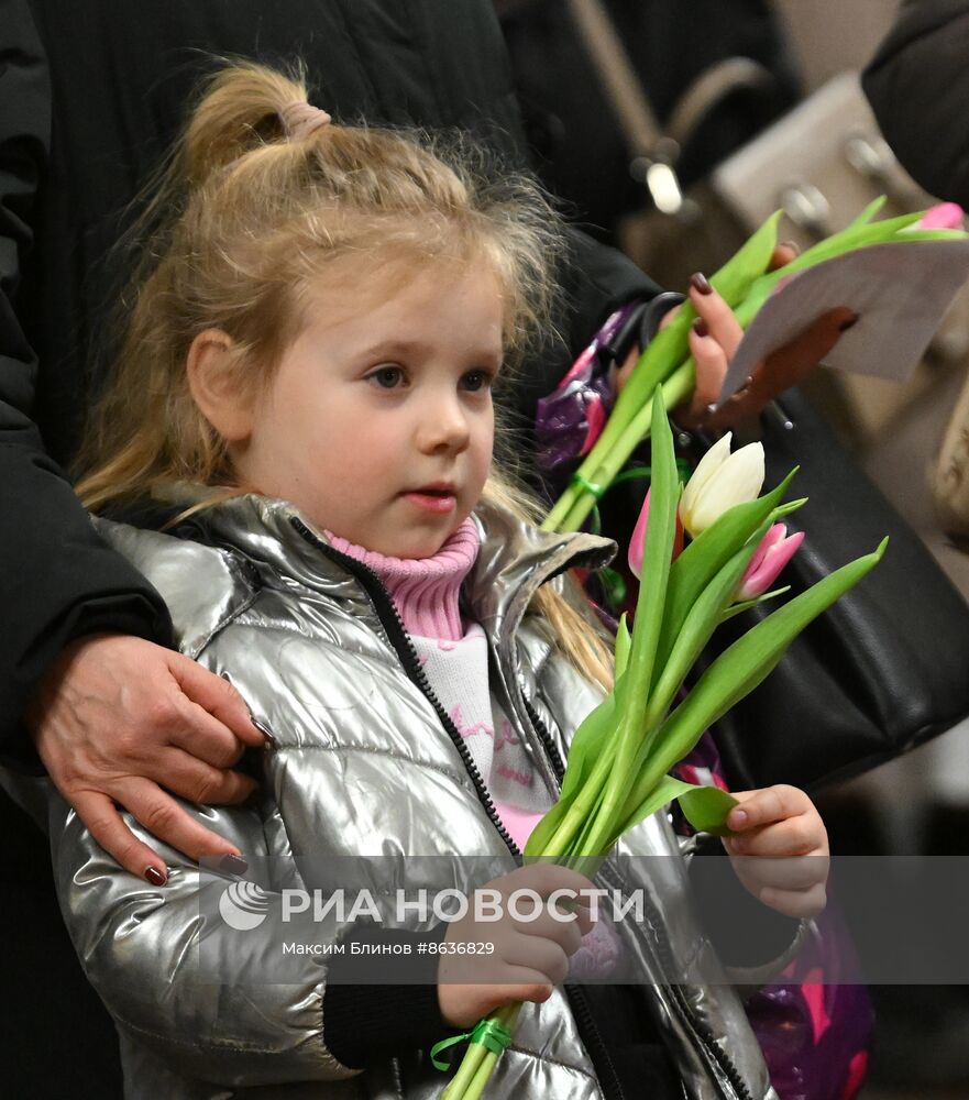 Поздравление женщин с наступающим 8 марта