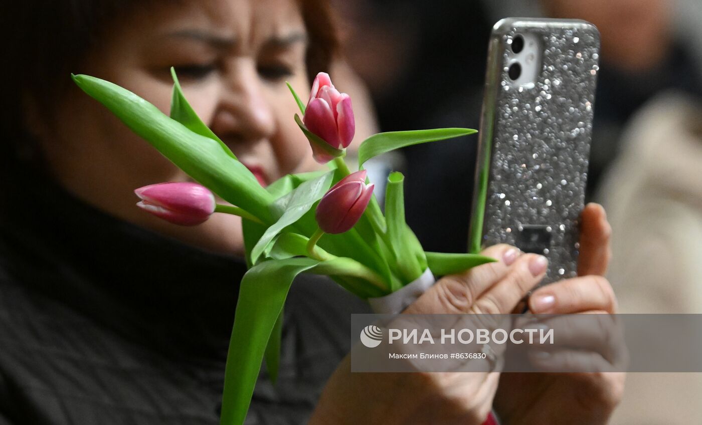 Поздравление женщин с наступающим 8 марта