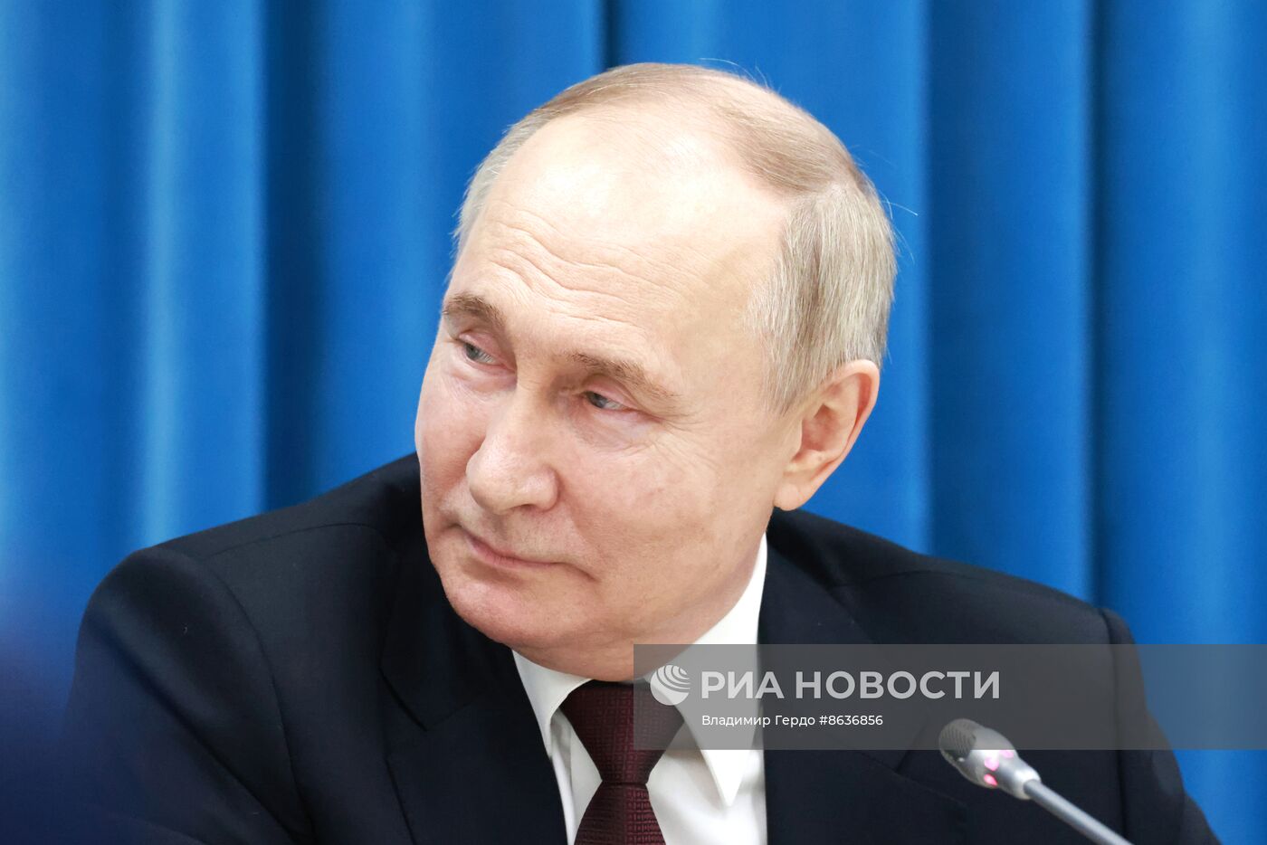 Президент РФ В. Путин посетил военное авиационное училище в Краснодаре