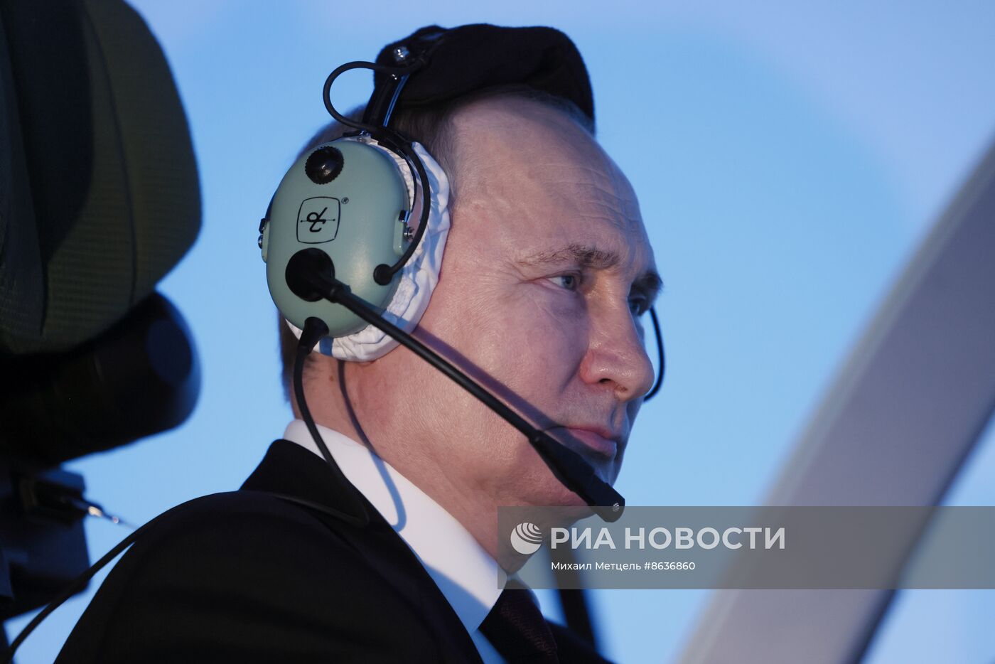Президент РФ В. Путин посетил военное авиационное училище в Краснодаре
