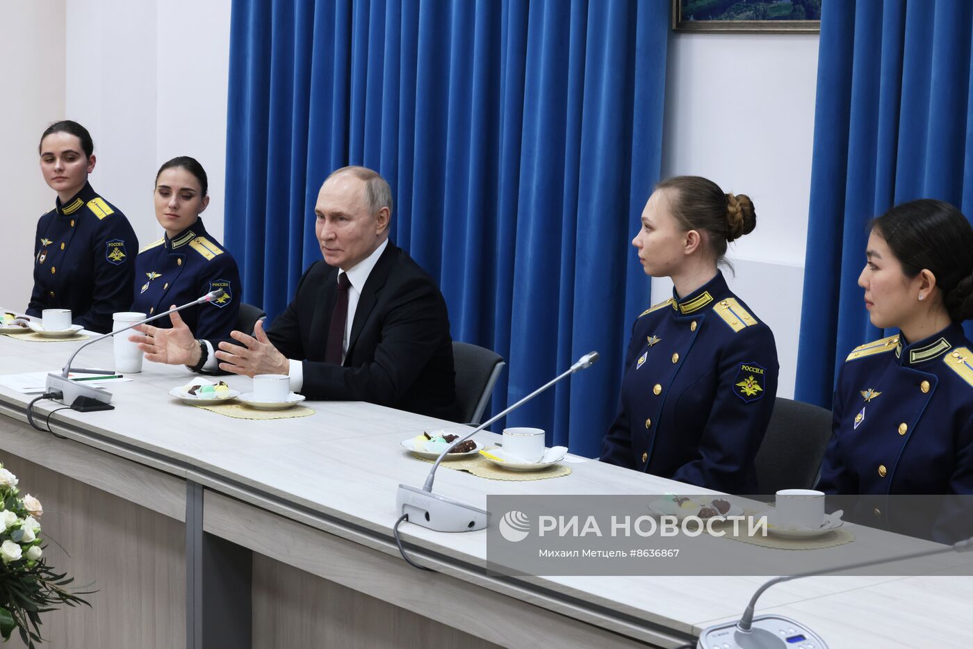 Президент РФ В. Путин посетил военное авиационное училище в Краснодаре