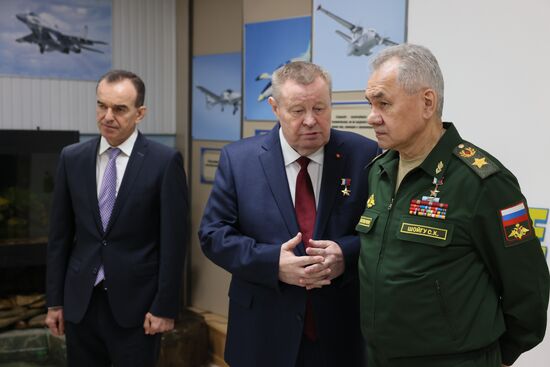 Президент РФ В. Путин посетил военное авиационное училище в Краснодаре