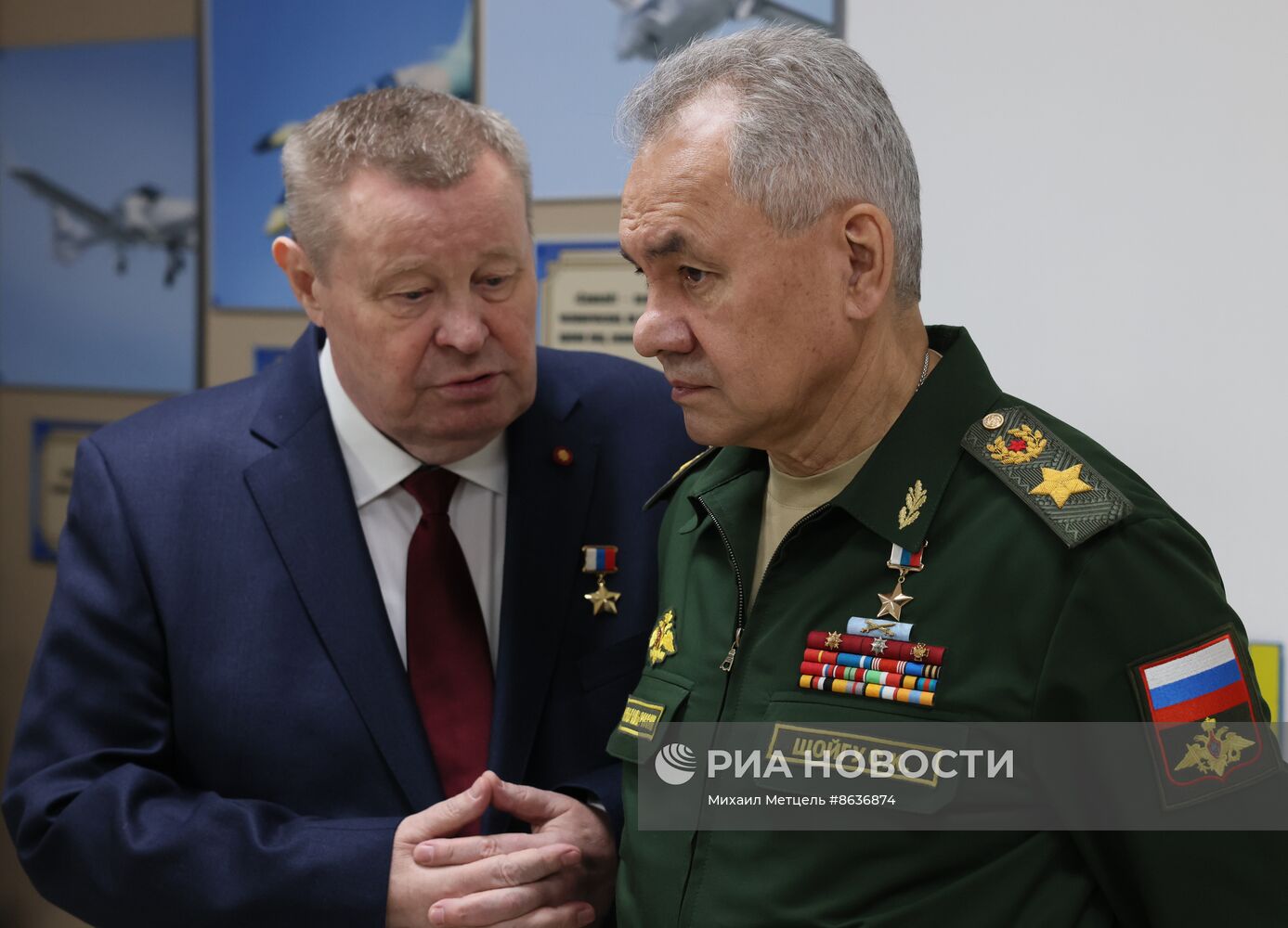 Президент РФ В. Путин посетил военное авиационное училище в Краснодаре