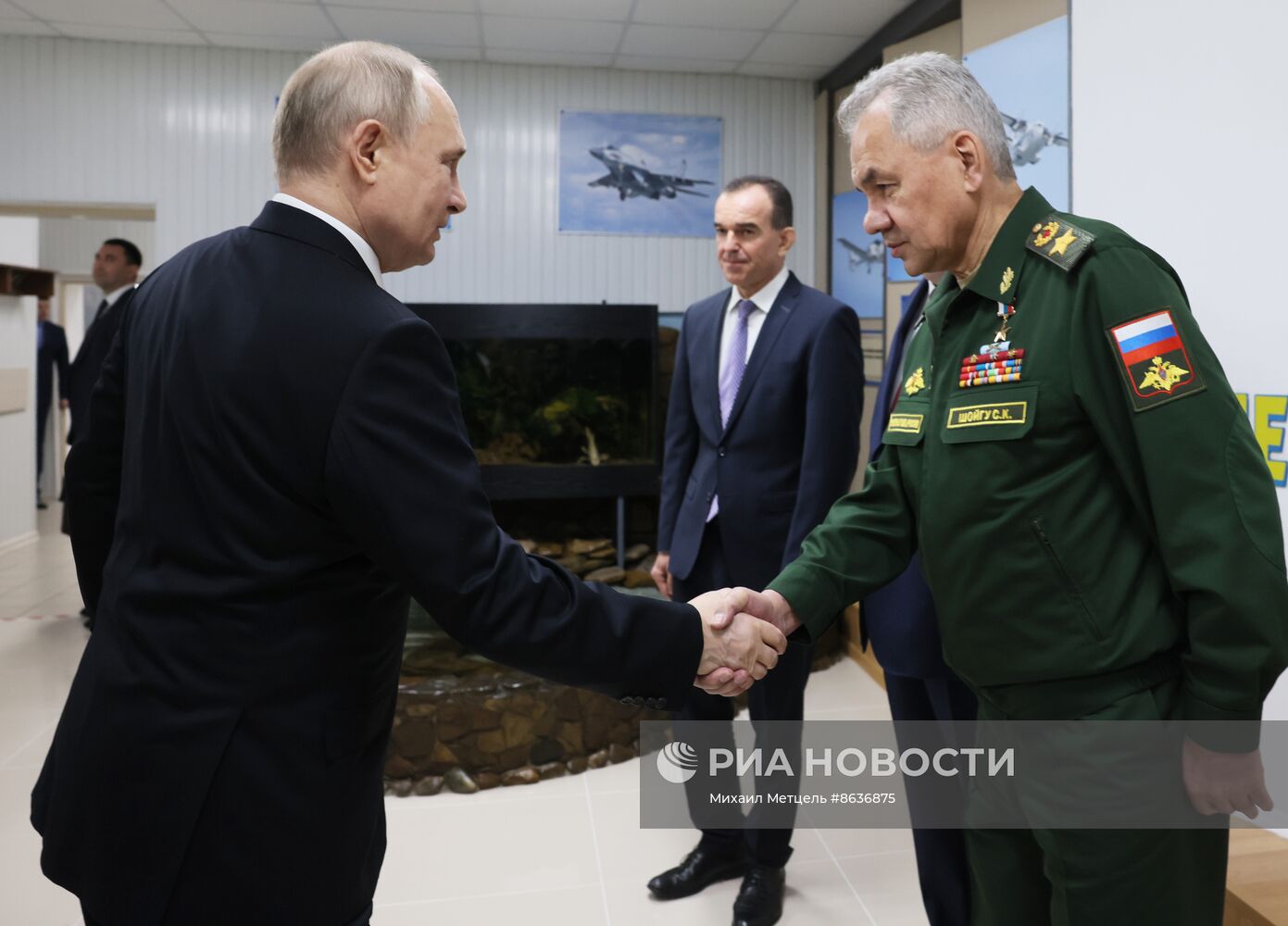 Президент РФ В. Путин посетил военное авиационное училище в Краснодаре