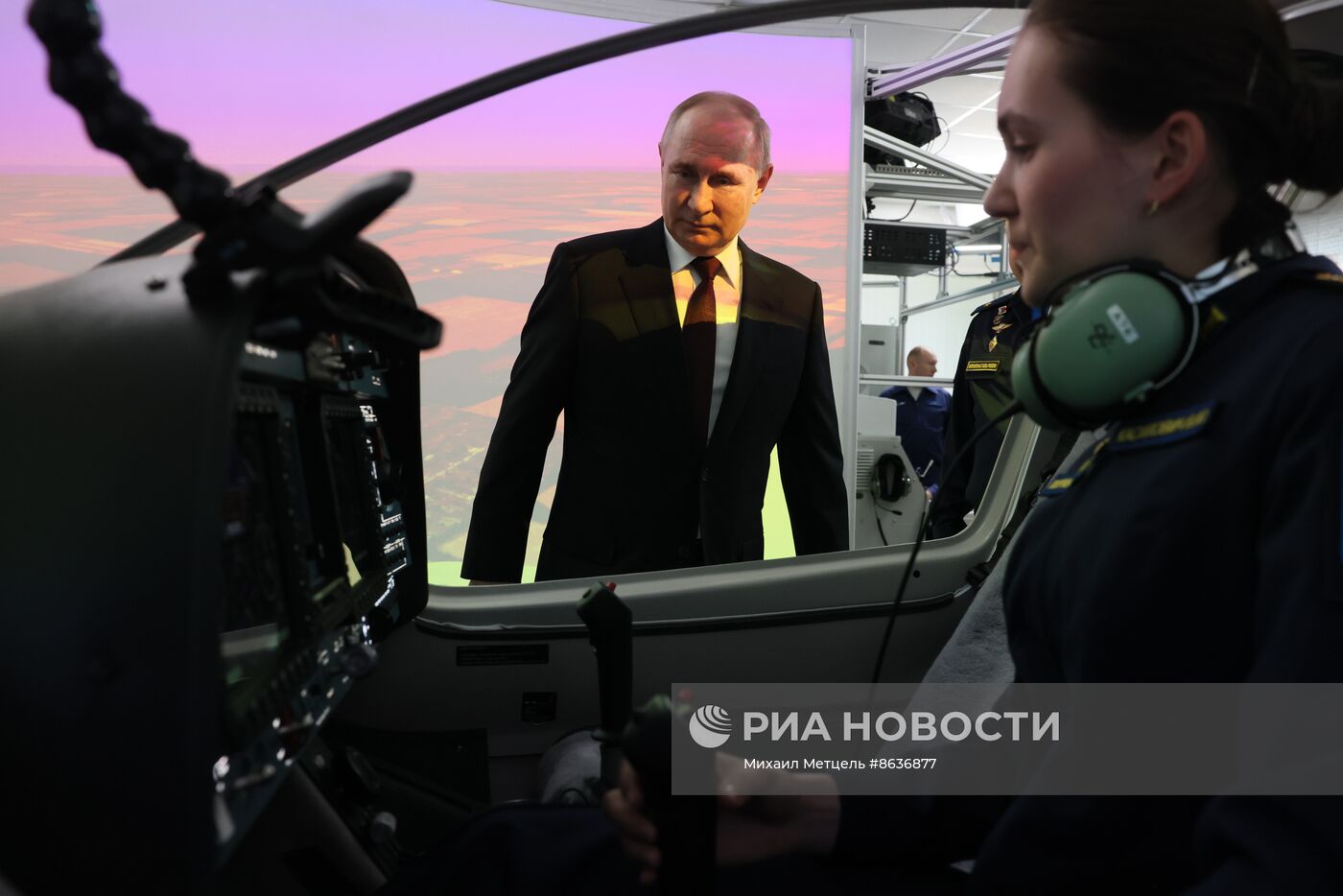 Президент РФ В. Путин посетил военное авиационное училище в Краснодаре