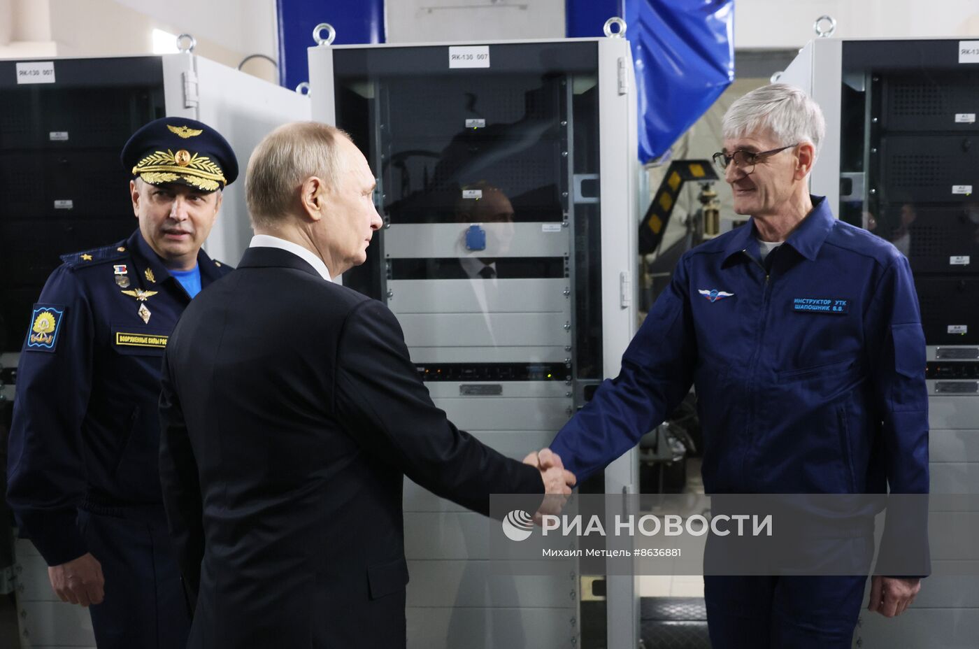 Президент РФ В. Путин посетил военное авиационное училище в Краснодаре