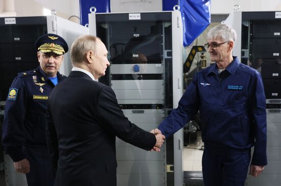 Президент РФ В. Путин посетил военное авиационное училище в Краснодаре