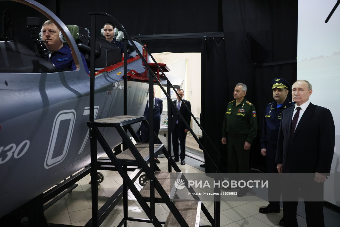 Президент РФ В. Путин посетил военное авиационное училище в Краснодаре