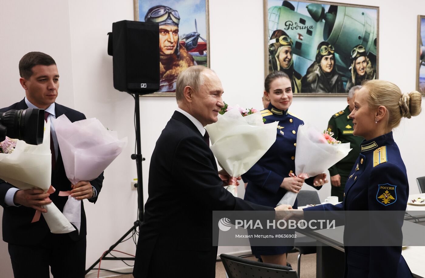 Президент РФ В. Путин посетил военное авиационное училище в Краснодаре