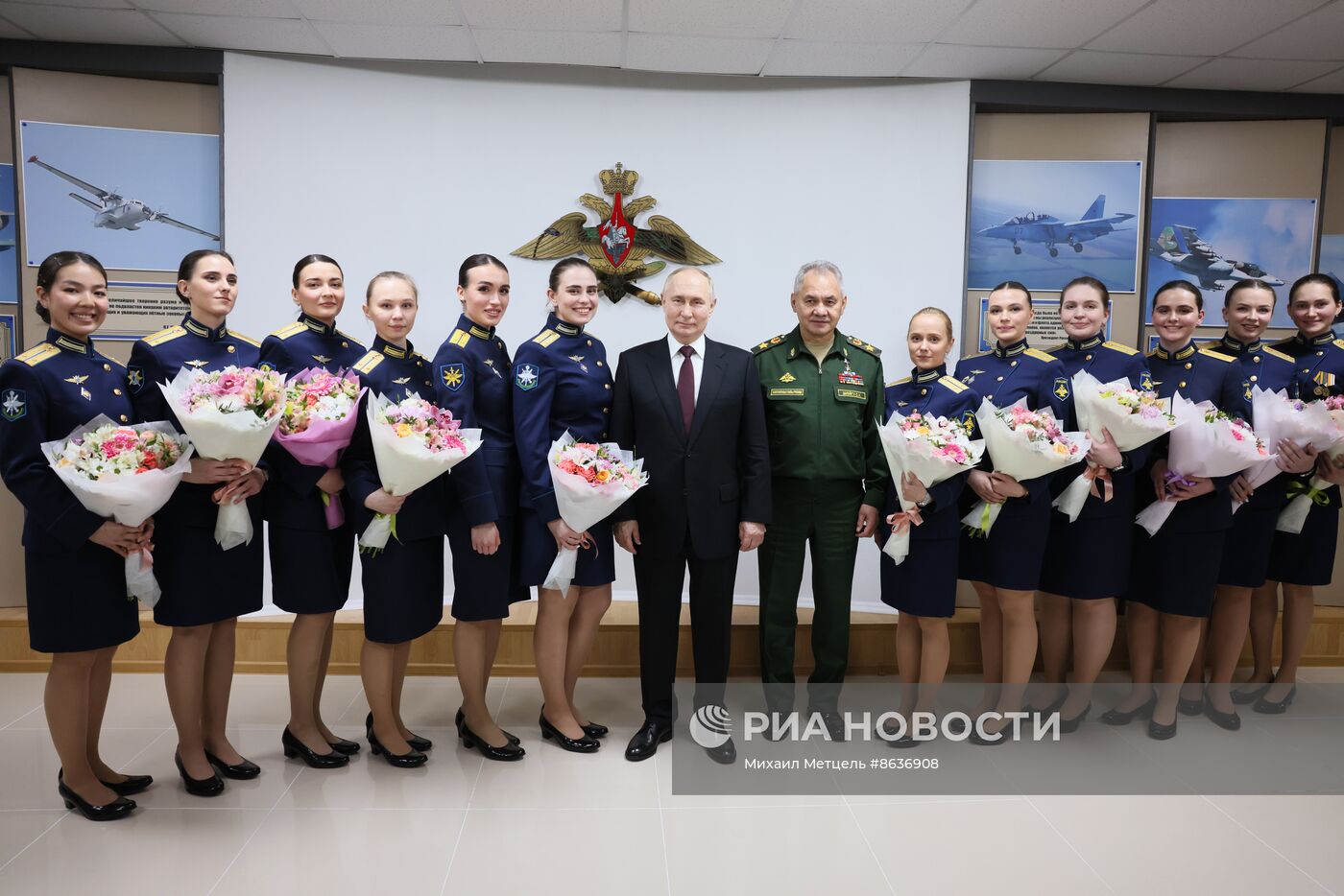 Президент РФ В. Путин посетил военное авиационное училище в Краснодаре