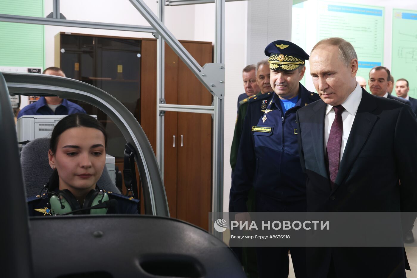 Президент РФ В. Путин посетил военное авиационное училище в Краснодаре