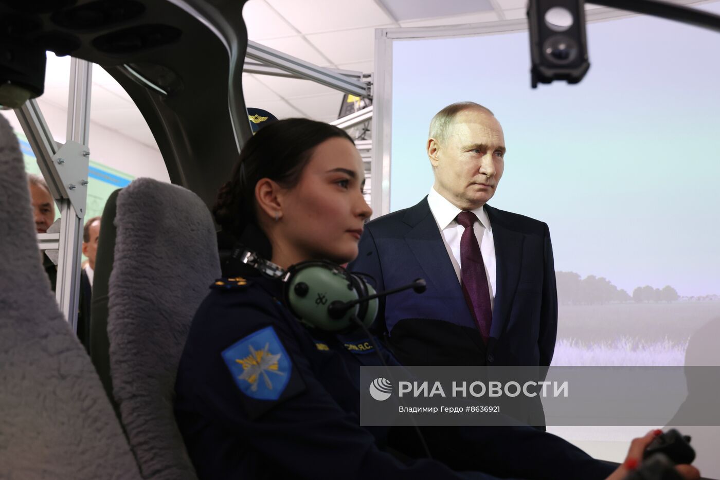 Президент РФ В. Путин посетил военное авиационное училище в Краснодаре