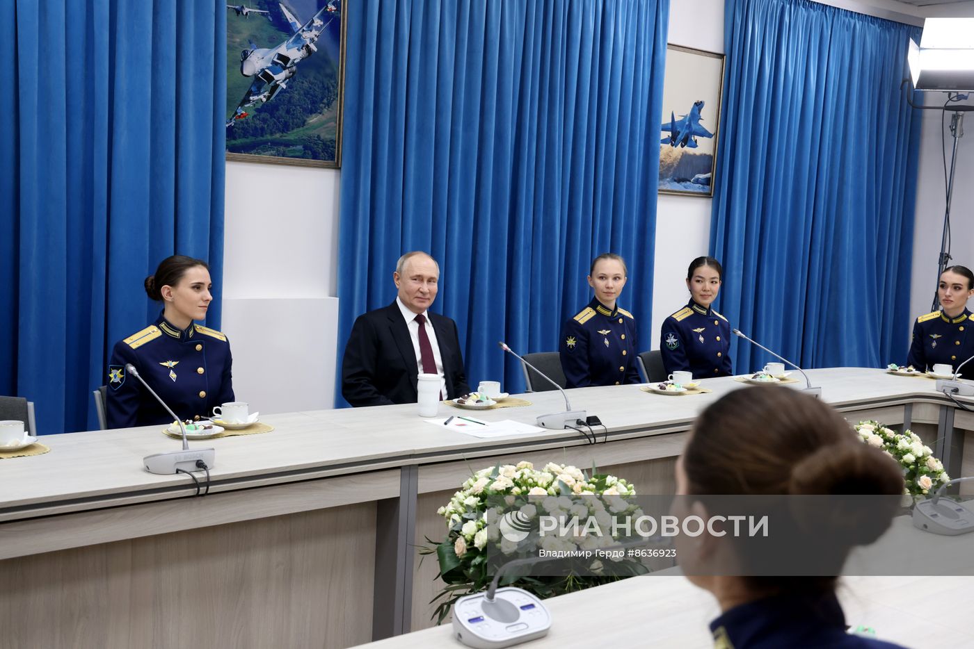 Президент РФ В. Путин посетил военное авиационное училище в Краснодаре