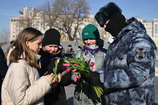 Поздравление женщин с наступающим 8 марта