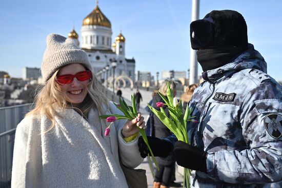 Поздравление женщин с наступающим 8 марта