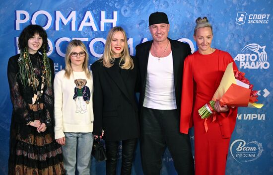 Международная выставка-форум "Россия"
Премьера документального фильма "Роман Костомаров: Рожденный дважды", павильон №75
Глюкоза (Наталья Ионова), актриса и певица (в центре)
Роман Костомаров, олимпийский чемпион по фигурному катанию, двукратный чемпион мира, трехкратный чемпион Европы
Оксана Домнина, олимпийская чемпионка по фигурному катанию, двукратная чемпионка мира, трехкратная чемпионка Европы (справа) Место: Россия, Москва. Автор: Григорий Сысоев/РИА Новости. Выставка "Россия". Премьера документального фильма "Роман Костомаров: Рожденный дважды"