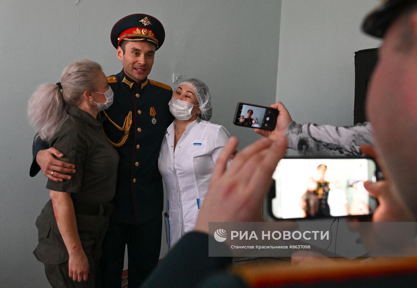 Артисты ансамбля песни и пляски ЦВО поздравили военных медиков-женщин в зоне СВО с 8 Марта