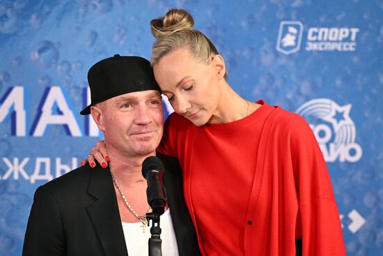 Международная выставка-форум "Россия"
Премьера документального фильма "Роман Костомаров: Рожденный дважды", павильон №75
Роман Костомаров, олимпийский чемпион по фигурному катанию, двукратный чемпион мира, трехкратный чемпион Европы
Оксана Домнина, олимпийская чемпионка по фигурному катанию, двукратная чемпионка мира, трехкратная чемпионка Европы Место: Россия, Москва. Автор: Григорий Сысоев/РИА Новости. Выставка "Россия". Премьера документального фильма "Роман Костомаров: Рожденный дважды"