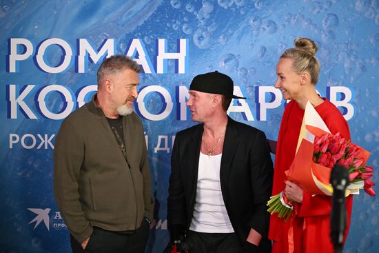 Международная выставка-форум "Россия"
Премьера документального фильма "Роман Костомаров: Рожденный дважды", павильон №75, слева направо:
Леонид Агутин, певец
Роман Костомаров, олимпийский чемпион по фигурному катанию, двукратный чемпион мира, трехкратный чемпион Европы
Оксана Домнина, олимпийская чемпионка по фигурному катанию, двукратная чемпионка мира, трехкратная чемпионка Европы Место: Россия, Москва. Автор: Григорий Сысоев/РИА Новости. Выставка "Россия". Премьера документального фильма "Роман Костомаров: Рожденный дважды"