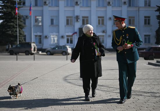 Артисты ансамбля песни и пляски ЦВО поздравили женщин с 8 Марта в зоне СВО