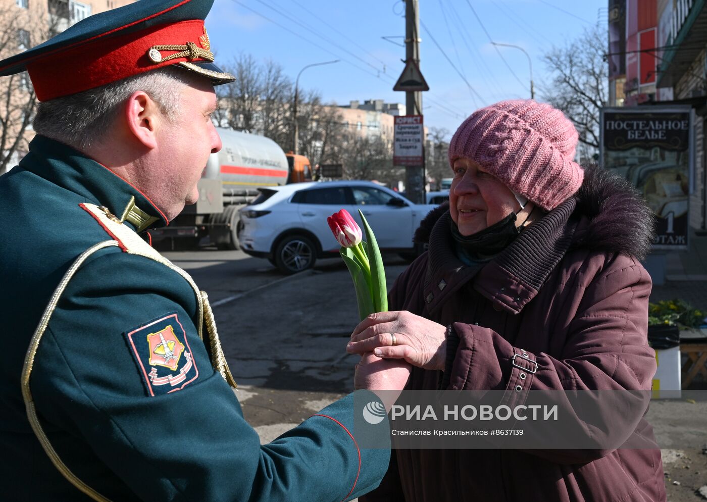 Артисты ансамбля песни и пляски ЦВО поздравили женщин с 8 Марта в зоне СВО