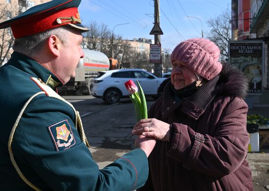 Артисты ансамбля песни и пляски ЦВО поздравили женщин с 8 Марта в зоне СВО