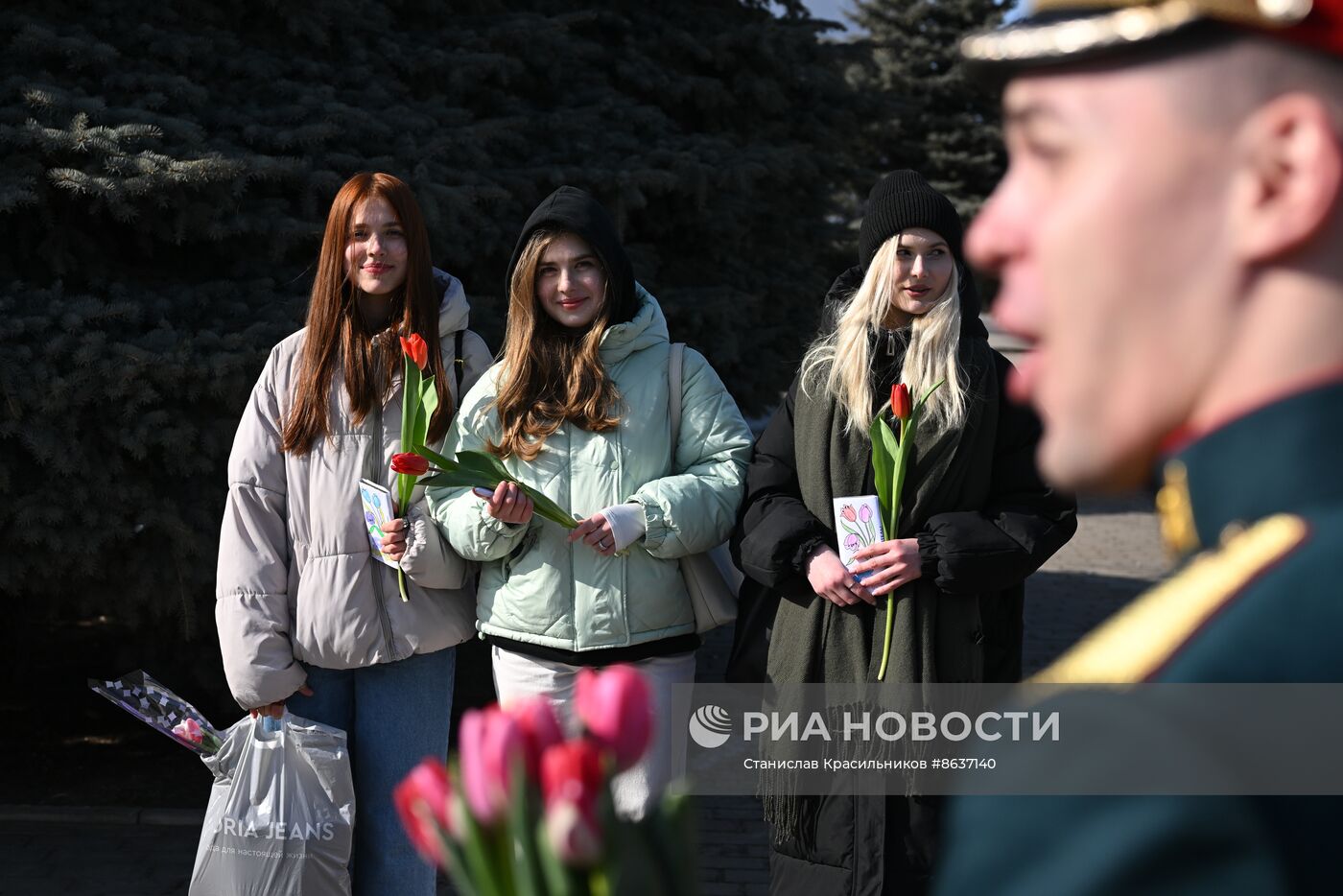 Артисты ансамбля песни и пляски ЦВО поздравили женщин с 8 Марта в зоне СВО