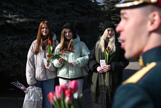 Артисты ансамбля песни и пляски ЦВО поздравили женщин с 8 Марта в зоне СВО