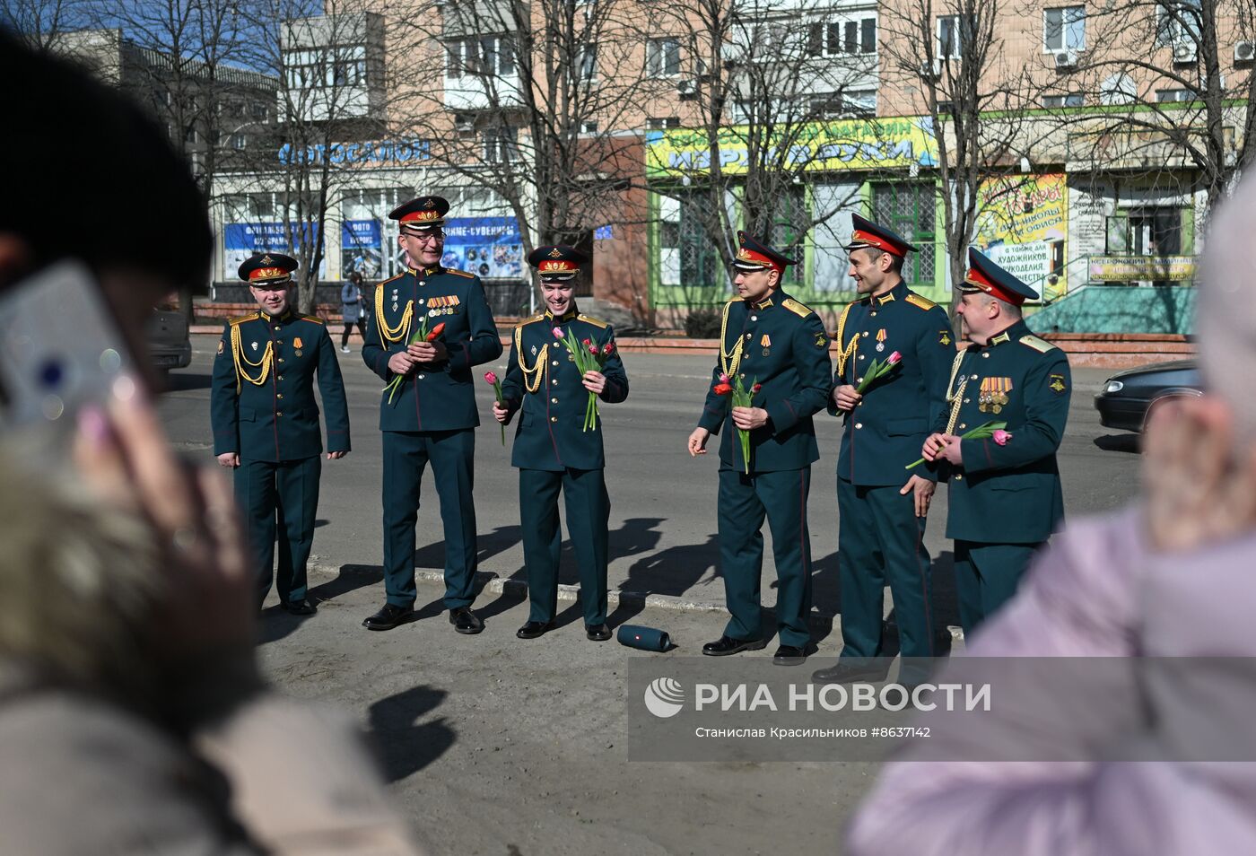 Артисты ансамбля песни и пляски ЦВО поздравили женщин с 8 Марта в зоне СВО