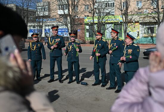 Артисты ансамбля песни и пляски ЦВО поздравили женщин с 8 Марта в зоне СВО