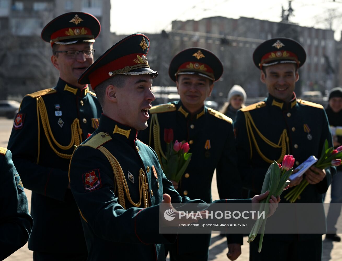 Артисты ансамбля песни и пляски ЦВО поздравили женщин с 8 Марта в зоне СВО