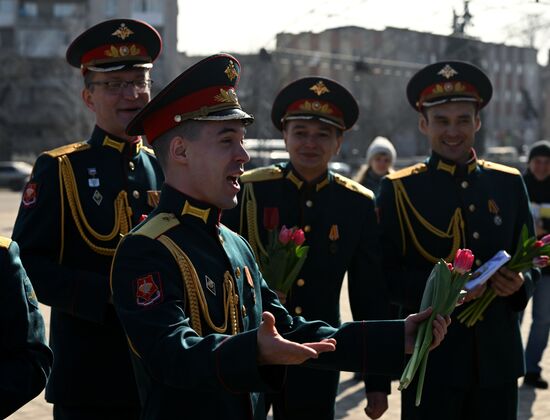 Артисты ансамбля песни и пляски ЦВО поздравили женщин с 8 Марта в зоне СВО