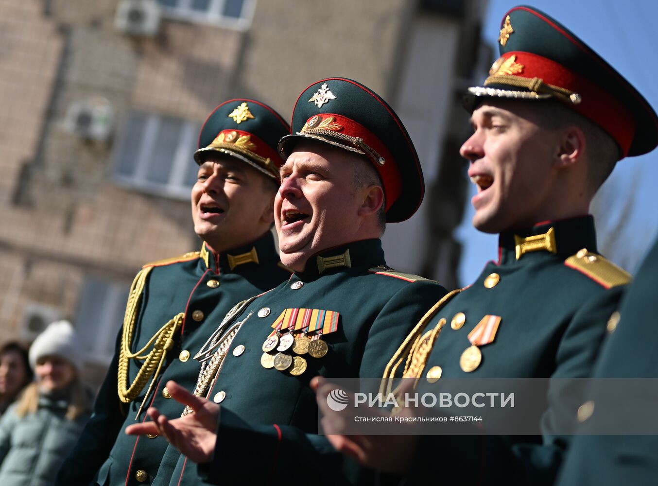 Артисты ансамбля песни и пляски ЦВО поздравили женщин с 8 Марта в зоне СВО