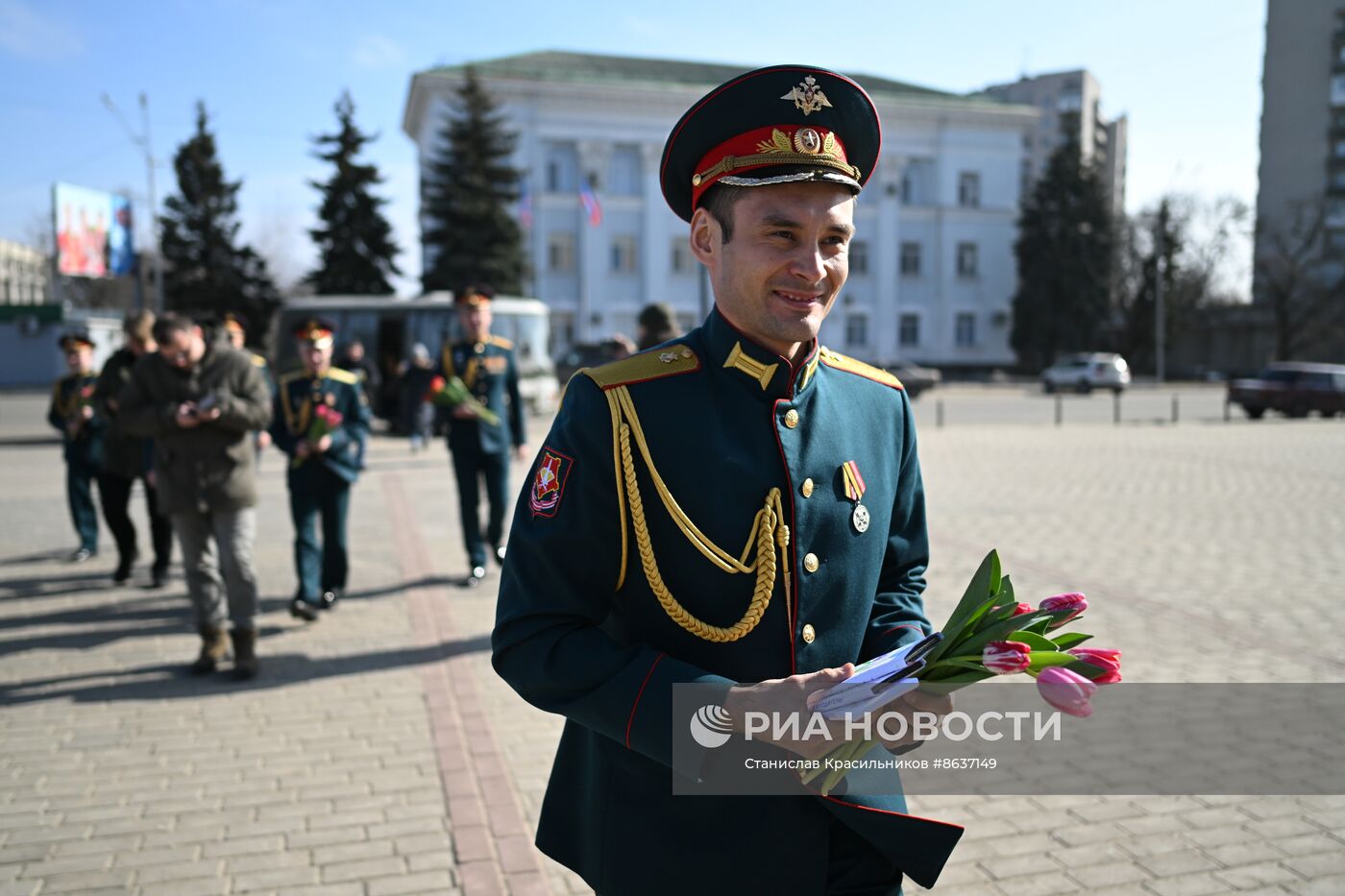 Артисты ансамбля песни и пляски ЦВО поздравили женщин с 8 Марта в зоне СВО