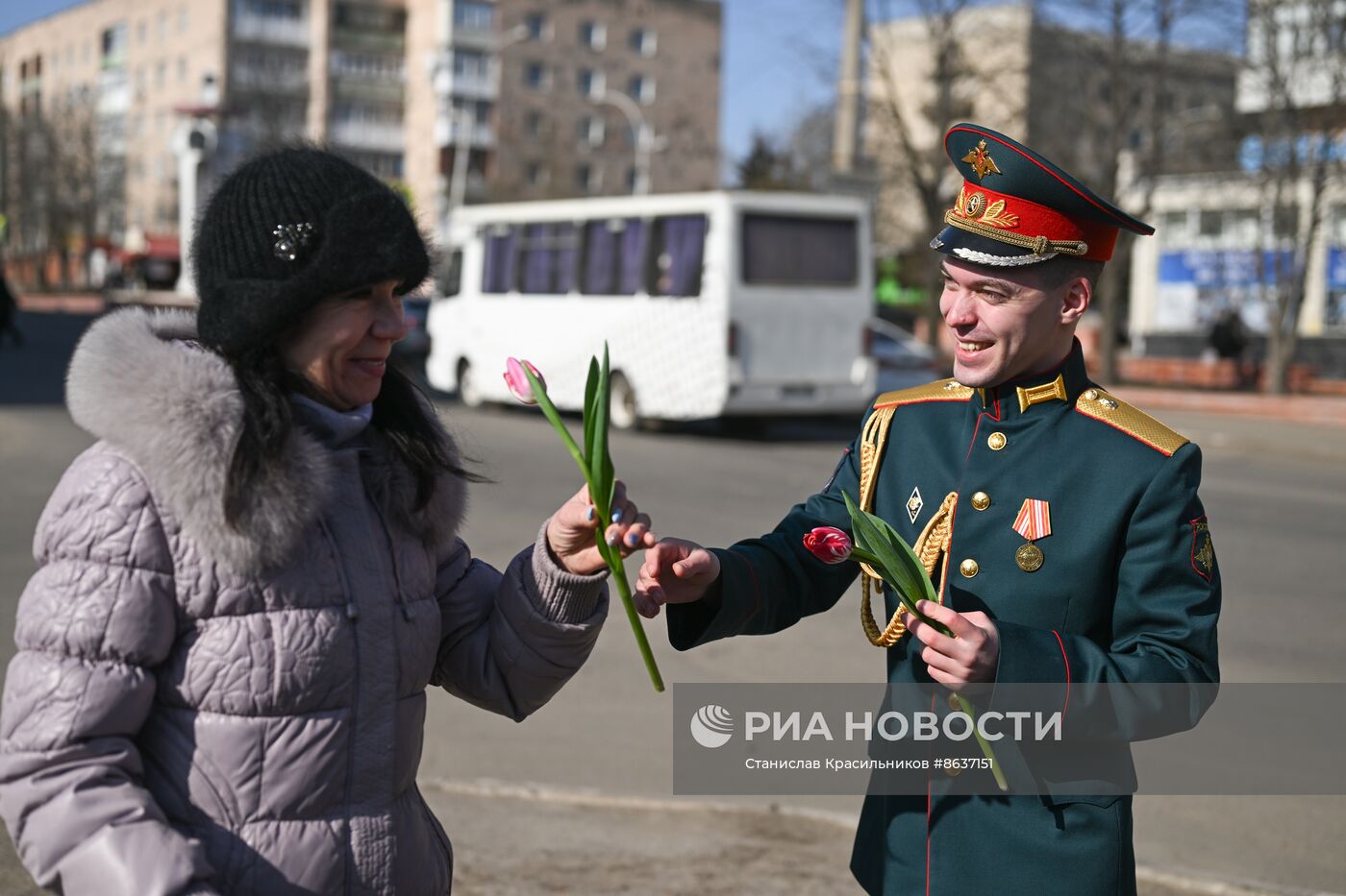 Артисты ансамбля песни и пляски ЦВО поздравили женщин с 8 Марта в зоне СВО