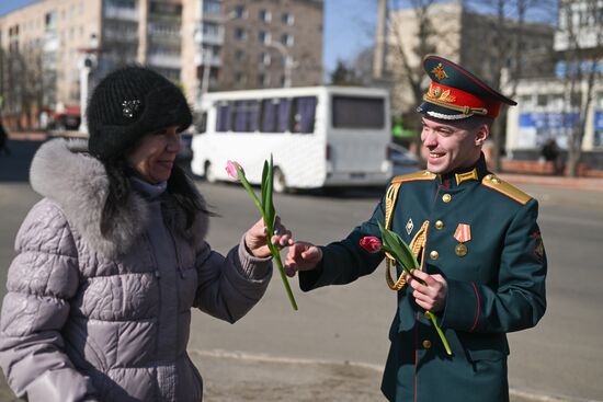 Артисты ансамбля песни и пляски ЦВО поздравили женщин с 8 Марта в зоне СВО